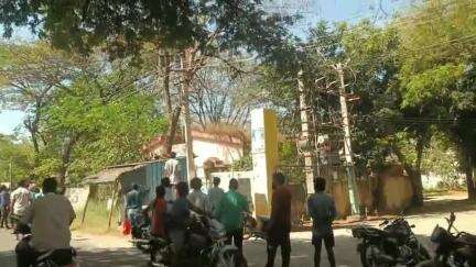 பள்ளிப்பட்டு: பள்ளிப்பட்டில் மின்கம்பத்தில் மின்பழுது நீக்கிக் கொண்டிருந்த மின் ஊழியர் மின்சாரம் தாக்கி பலி.