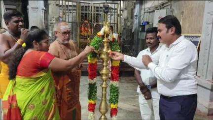 ஸ்ரீரங்கம்: சமயபுரம் மாரியம்மன் கோவிலில் மாசி மாத பௌர்ணமி 108 திருவிளக்கு பூஜை நடந்தது