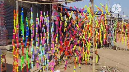 কোতুলপুর: কোতুলপুরে দোকানে দোকানে চোখে পড়ল রং প্রিয় মানুষের ভিড়