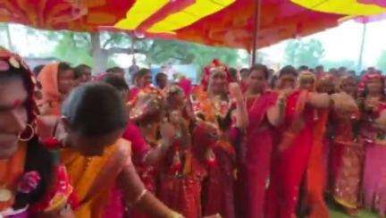 जिंतूर: गणेशनगर तांडा, साईनगर तांडा, पिपंळगाव काजळे तांडा येथे  पारंपरिक बंजारा वेशभूषेत पालकमंत्र्यांनी घेतला होळीचा आनंद