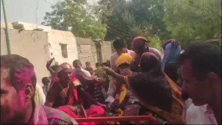 अक्कलकोट: तालुक्यातील मुगळी येथे धुलीवंदनाच्या निमित्ताने जिवंत माणसाची काढण्यात आली प्रेतयात्रा...