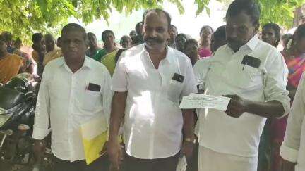 சாத்தான்குளம்: இடைச்சிவிளையில் கிராம நிர்வாக அலுவலகம் முற்றுகையிட்டு இந்து மகா சபாவினர் ஆர்ப்பாட்டம்