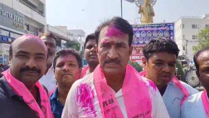 తూప్రాన్: టిఆర్ఎస్ ఆధ్వర్యంలో రాష్ట్ర ప్రభుత్వ దిష్టిబొమ్మ దహనం, నిరసన ప్రదర్శన 
గజ్వేల్ టిఆర్ఎస్ ఇంచార్జ్ వంటేరు ప్రతాప్ రెడ్డి