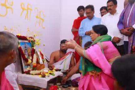 అడ్డాకుల: అడ్డాకుల మండలం కందూరు శ్రీ రామలింగేశ్వర స్వామి దేవస్థానంలో  కమ్యూనిటీ హాల్ ను ప్రారంభించిన ఎంపీ డీకే అరుణ