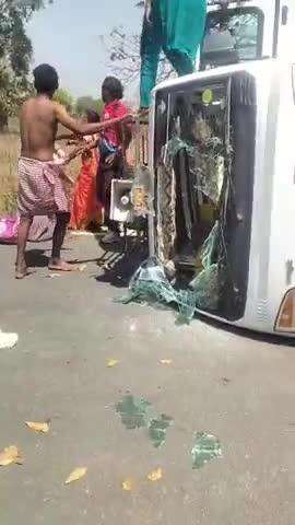 झींकपानी: अभी-अभी न्यू रोड चाईबासा से  जगन्नाथपूर के बिंगतोपांग गांव मन  रोड में भयंकर accident तकिरीबां 12:1015/03/2025 छोटा हती