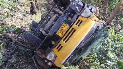 ஏற்காடு: ஏற்காடு மலைப் பாதையில் 150 அடி பள்ளத்தில் விழுந்த வேன்.. ஓட்டுநர் அதிர்ஷ்டவசமாக உயிர்த்தபினார்