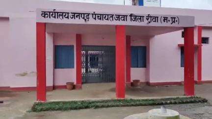 जवा: रेत का बेखौफ उत्खनन: प्रशासन की मौन स्वीकृति, पुल के नीचे से रेत निकालने का खेल जारी