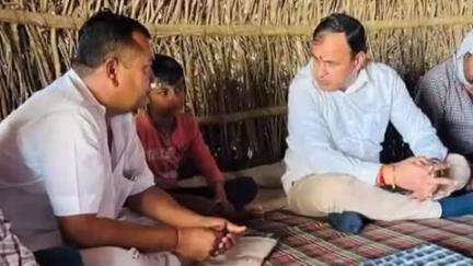 धोरीमन्ना: बाड़मेर सांसद उम्मेदाराम बेनीवाल ने आदर्श लुखु गांव का दौरा कर शोक संतप्त परिजनों को बंधाया ढांढस