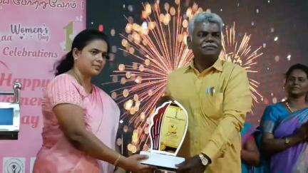 திருப்புவனம்: தொழில் செய்யும் பெண்களுக்கு பேருந்து நிலையப் பகுதியில் பாராட்டு விழா