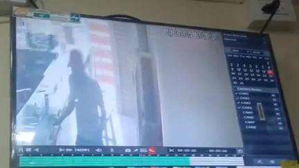 ಮುದ್ದೇಬಿಹಾಳ: ಪಟ್ಟಣದಲ್ಲಿ  ಹಾಡು ಹಗಲೇ ಮೊಬೈಲ್ ಅಂಗಡಿ ಬೀಗ ಮುರಿದು ಕಳ್ಳತನ, ಸಿಸಿಟವಿ ಕ್ಯಾಮರಾದಲ್ಲಿ ದೃಶ್ಯ ಸೆರೆ