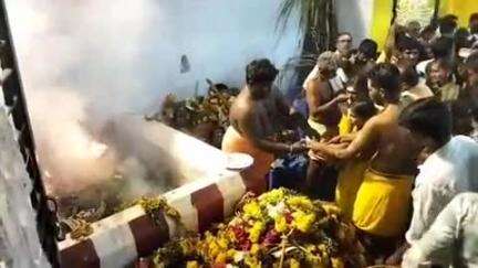 திருச்சுழி: திருச்சி பகுதியில் அமைந்துள்ள மாரியம்மன் கோவிலில் வெகு விமர்சியாக மாசி பொங்கல் திருவிழா நடைபெற்றது
