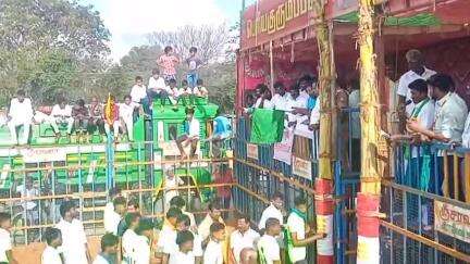 இலுப்பூர்: பெரிய குறும்ப பட்டியில் ஜல்லிக்கட்டு போட்டிகளை Ex அமைச்சர் விஜயபாஸ்கர் MLA கொடியசைத்து துவைக்கி வைத்தார்