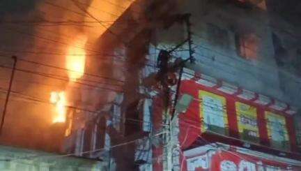 জামুরিয়া: জামুড়িয়া  বাজারে একটি কাপড়ের দোকানে ভয়াবহ অগ্নিকাণ্ড, ঘটনাস্থলে দমকলের তিনটি ইঞ্জিন