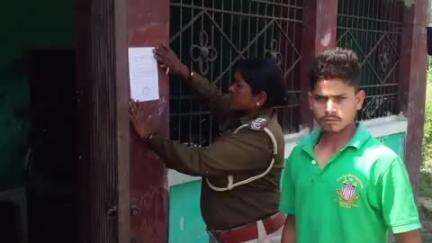 पानापुर: चितामनपुर और रामपुर रूद्र में फरार के घर पुलिस ने चिपकाए इश्तेहार