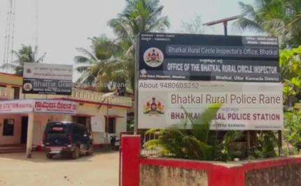 ಭಟ್ಕಳ: ಶಿರಾಲಿ ಗ್ರಾಮದ ಕೇಶವಮೂರ್ತಿಹಿತ್ತು ಗದ್ದೆಯ ಜಮೀನಿನಲ್ಲಿ ಕುಟ್ ಕುಟೆ ಮಂಡ್ಲ ಆಡುತ್ತಿದ್ದ ವೇಳೆ ಪೊಲೀಸರಿಂದ ದಾಳಿ, 26 ಜನರ ಬಂಧನ