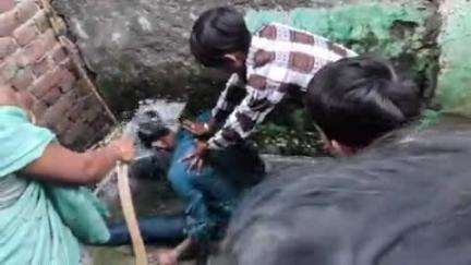 Hari babu sahaswan
daru pk drama Karta hua Apne bacchon Ko maarta hua maarta hai aur sasural mein Aakar daru pikar nale@