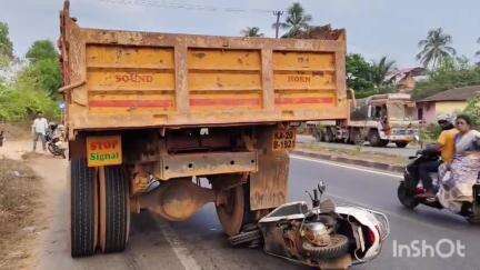 ಕುಂದಾಪುರ: ಹೆಮ್ಮಾಡಿಯಲ್ಲಿ ಸ್ಕೂಟರ್ ಗೆ ಕಾರುಡಿಕ್ಕಿ, ಮಹಿಳೆ ಮತ್ತು ಮಕ್ಕಳು ಪಾರು