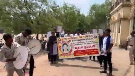 ಮುದ್ದೇಬಿಹಾಳ: ಸೌಜನ್ಯ ಕೊಲೆ ಪ್ರಕರಣದ ಆರೋಪಿಗಳಿಗೆ ಗಲ್ಲು ಶಿಕ್ಷೆ ವಿಧಿಸಿ : ಪಟ್ಟಣದಲ್ಲಿ ದಲಿತ ವಿದ್ಯಾರ್ಥಿ ಪರಿಷತ್ ವತಿಯಿಂದ ಪ್ರತಿಭಟನೆ