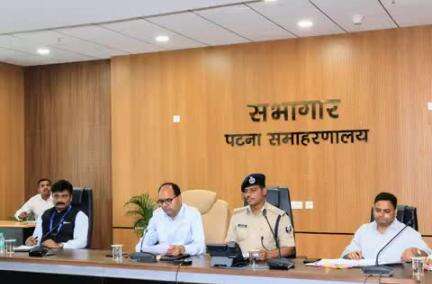 समाहर्त्ता-सह-जिलाधिकारी, पटना एवं वरीय पुलिस अधीक्षक, पटना द्वारा मद्य-निषेध एवं उत्पाद से संबंधित मामलों की समीक्षा की गई। अधिकारियों को जब्त शराब का अविलंब विनष्टीकरण एवं जब्त वाहनों के अधिहरण का प्रस्ताव शीघ्र उपलब्ध कराने का निदेश।