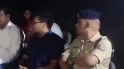 जगन्नाथपुर: पुआल के ढेर में आग लगने से 4 बच्चों की हुई मौत को लेकर रामोसाई टोला में डीसी और एसपी पहुंचे, पीड़ित परिवार को चेक सौंपा