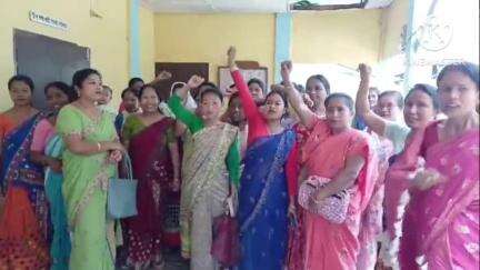 তিতাবৰ: পুনৰ অৰুণোদয় আঁচনি নোপোৱাৰ অভিযোগত তিতাবৰত মহিলাৰ প্ৰতিবাদ