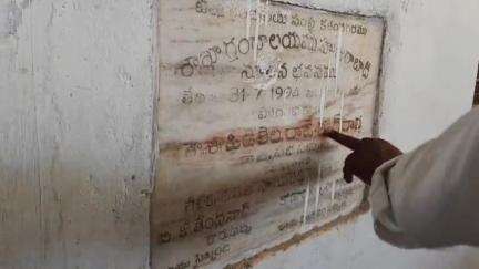 హుజూరాబాద్: పట్టణంలోని గ్రంథాలయాన్ని స్థానిక కాంగ్రెస్ నాయకులతో కలిసి సందర్శించిన జిల్లా గ్రంథాలయ సంస్థ చైర్మన్ సత్తు మల్లేశం