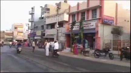 பெருந்துறை: சென்னிமலை வாரச்சந்தைக்குள் கட்டிட மேஸ்திரி கல்லால் அடித்துக் கொல்லப்பட்ட வழக்கில் அவரது நண்பர்கள் இருவரிடம் விசாரணை