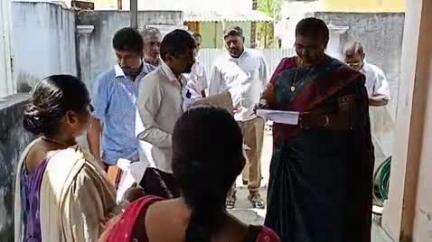 மோகனூர்: என்.புதுப்பட்டியில் குடும்ப அட்டை கேட்டு விண்ணப்பித்தவர்களின் இல்லத்திற்கு சென்று ஆட்சியர் உமா ஆய்வு செய்தார்
