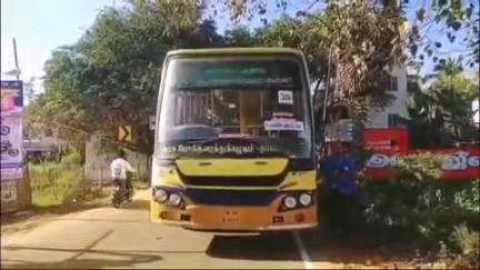 நன்னிலம்: விக்ரபாண்டியம் பகுதியில் அரசு பேருந்தில் இருசக்கர வாகனம் சிக்கி விபத்து இளைஞர் தலைநசுங்கி சம்பவ இடத்திலேயே பலி