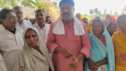 मरवन: फंदा नूनिया टोला में पूर्व मंत्री अजीत कुमार ने सुनीं लोगों की समस्याएं