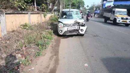 കൊടുങ്ങല്ലൂർ: ശ്രീനാരായണപുരം സെന്ററിന് സമീപം ടോറസ് ലോറിക്ക് പിറകിൽ കാറിടിച്ച് കയറി കാർ യാത്രികനായ ഡോക്ടർ മരിച്ചു