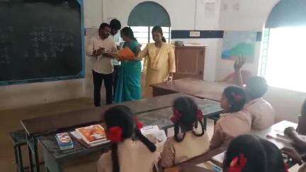 ஆலங்குடி: ஊராட்சி ஒன்றிய நடுநிலைப் பள்ளியில் மாணவர்களின் கற்றல் திறன் குறித்து ஆய்வு பணியை மேற்கொண்டார் ஆட்சியர் அருணா