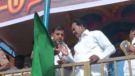 குளத்தூர்: ஆதனிப்பட்டி ஆகாச கருப்பர் ஆலய திருவிழாவை முன்னிட்டு ஜல்லிக்கட்டு போட்டிகள் வெகு சிறப்பாக நடைபெற்று வருகிறது