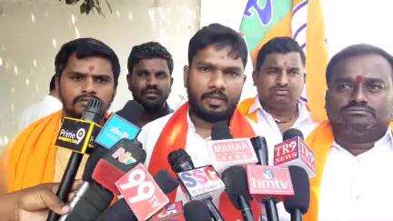 గజ్వేల్: మాజీ సీఎం కేసీఆర్ క్యాంపు కార్యాలయం కు టులెట్ బోర్డు పెట్టి నిరసన వ్యక్తం చేసిన బిజెపి నాయకులు కార్యకర్తలు