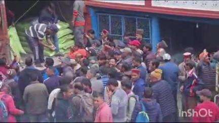भटवाड़ी: भटवाड़ी में सहकारी समिति से खाद लेने के दौरान किसानों के बीच मची भगदड़, कुछ किसान हुए चोटिल