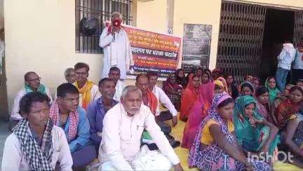 नावानगर: नवानगर प्रखंड कार्यालय पर माले कार्यकर्ताओं ने मौजूदा सरकार के विरुद्ध एक दिवसीय धरना दिया और ज्ञापन सौंपा