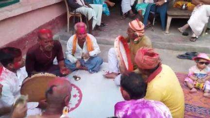 पंचरत्न गांव में होली के अवसर पर ग्रामीणों द्वारा फगुआ गीत।
