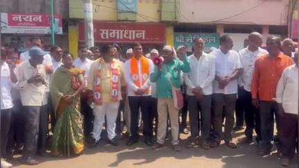 आजरा: शेतकऱ्यांची वीज बिल माफी न झाल्याने आजरा येथे विज बिल ग्राहक समितीने केली वीज बिलांची होळी.