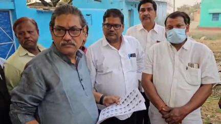 পাণ্ডবেশ্বর: মুখ্যমন্ত্রী মমতা বন্দ্যোপাধ্যায়ের নির্দেশের পরেই পাণ্ডবেশ্বর এলাকায় ভুতুড়ে ভোটার খুঁজতে ভোটার কার্ড চেক বিধায়কের