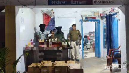 मकेर: रेवा पुल के पास से 135 लीटर विदेशी शराब के साथ दो तस्कर गिरफ्तार, पुलिस ने किया वाहन ज़ब्त
