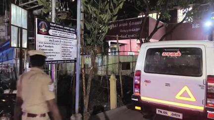 போடிநாயக்கனூர்: டாஸ்மாக் கடையில் முதல்வர் படம் ஒட்டியதாக 5 பேர் நீதிமன்ற காவலுக்கு அனுப்பப்பட்டதால் போடி காவல்நிலையம் முன்பு ஆர்ப்பாட்டம்