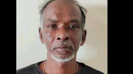 திருவாடனை: தொண்டி கடற்கரை அருகே ஃபைபர் படகுடன் கரை ஒதுங்கிய இரு இலங்கை மீனவர்கள்
