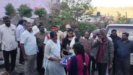 ஏற்காடு: ஜெரினா காடு பகுதியில் மாவட்ட ஆட்சியர் அதிகாலை முதலே பல்வேறு இடங்களில் நேரடியாக மக்கள் குறைகளை கேட்டறிந்தார்