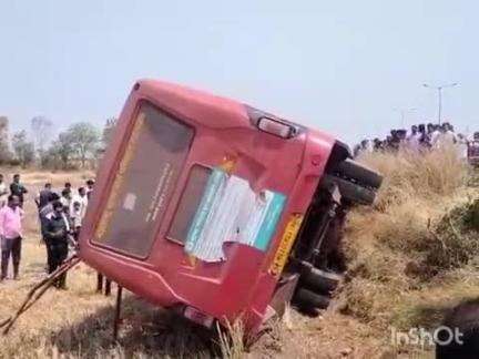 चिमूर: ग्रामगीता कालेज चिमूर येथे बस चालकाला फिट आल्याने एसटी बसचा अपघात, १५ ते २० प्रवासी जखमी
