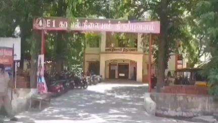 திருப்புவனம்: வன்னி கோட்டை சர்வீஸ் ரோடு பகுதியில் வாளை காட்டி பணம் பறித்ததாக இருவர் மீது வழக்கு