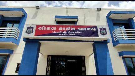 લોધીકા: લોધિકા પોલીસ સ્ટેશન વિસ્તારમાં રૂરલ એલસીબી પોલીસે જુગારની રેડ કરી ત્રણ વ્યક્તિઓને ₹34,400 ના મુદ્દા માલ સાથે ઝડપી પાડેલ