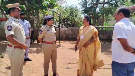 పదవ తరగతి వార్షిక పరీక్షల సందర్భంగా రంగదాంపల్లి జిల్లా పరిషత్ ప్రభుత్వ పాఠశాలను, ఎస్ ఆర్ కె టెక్నో స్కూల్  తదితర పరీక్ష కేంద్రాలను  సందర్శించిన పోలీస్ కమిషనర్ డాక్టర్ బి. అనురాధ, ఐపీఎస్ మేడమ్ గారు.