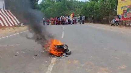 শান্তিরবাজার: রোমান হরফের দাবিতে সাঁচি রাম বাড়ীতে ৮ নং জাতীয় সড়ক অবরোধ করেন তিপ্রা মথা দলের ছাত্র সংগঠন টি এস এফ