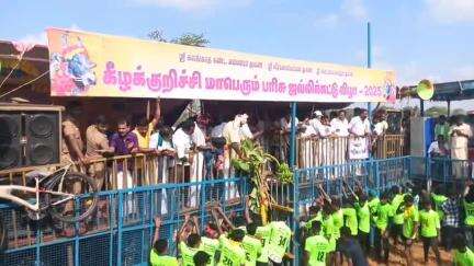 இலுப்பூர்: கீழக்குறிச்சியில் ஜல்லிக்கட்டு போட்டியில் வெற்றி பெற்றவர்களுக்கு திமுக மாவட்ட செயலாளர் பரிசுகளை வழங்கி வருகிறார்