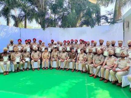ਮਲੇਰਕੋਟਲਾ: ਡੀਜੀਪੀ ਪੰਜਾਬ ਨੇ ਮਲੇਰਕੋਟਲਾ ਪੁਲਿਸ ਦੇ ਅਧਿਕਾਰੀਆਂ ਨੂੰ ਉਨ੍ਹਾਂ ਦੀਆਂ ਸ਼ਾਨਦਾਰ ਸੇਵਾਵਾਂ ਲਈ ਡੀਜੀਪੀ ਕੌਮਨਡੇਸ਼ਨ ਡਿਸਕ ਦੇ ਕੇ ਸਨਮਾਨਿਤ ਕੀਤਾ